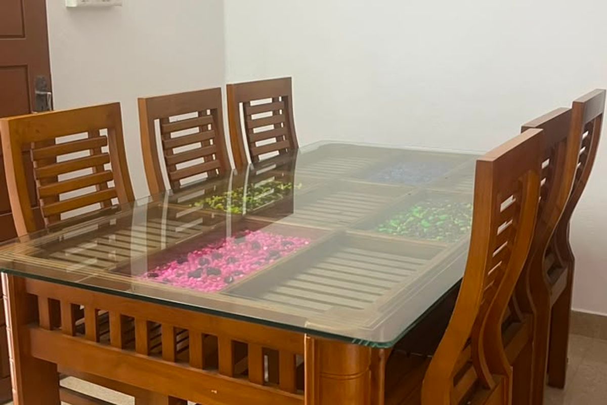 Spacious dining and lounge area